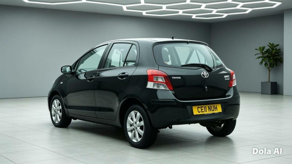Toyota Yaris Hatchback Silver #3