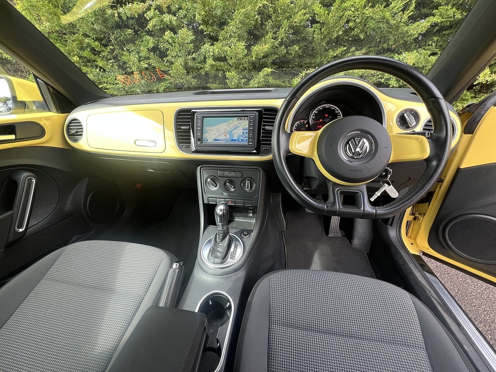 Volkswagen Beetle Design Tsi Dsg Yellow #2