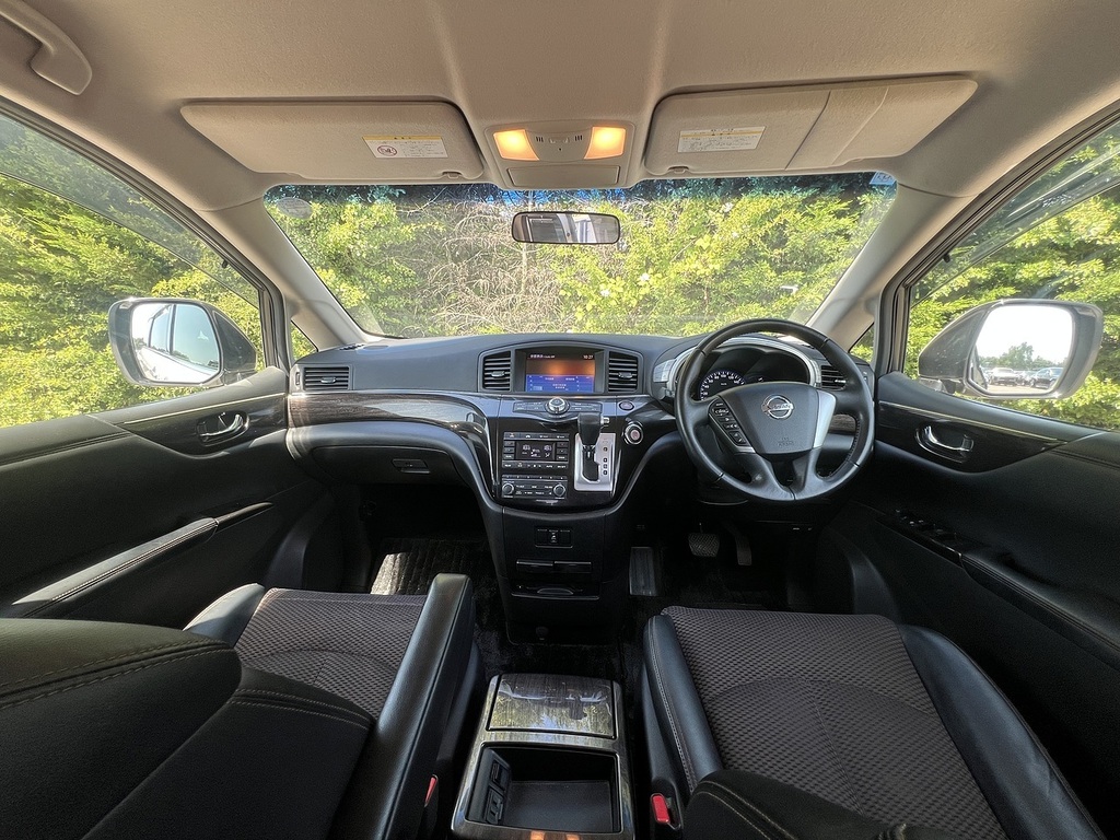 Nissan Elgrand 250Highwaystar White #2
