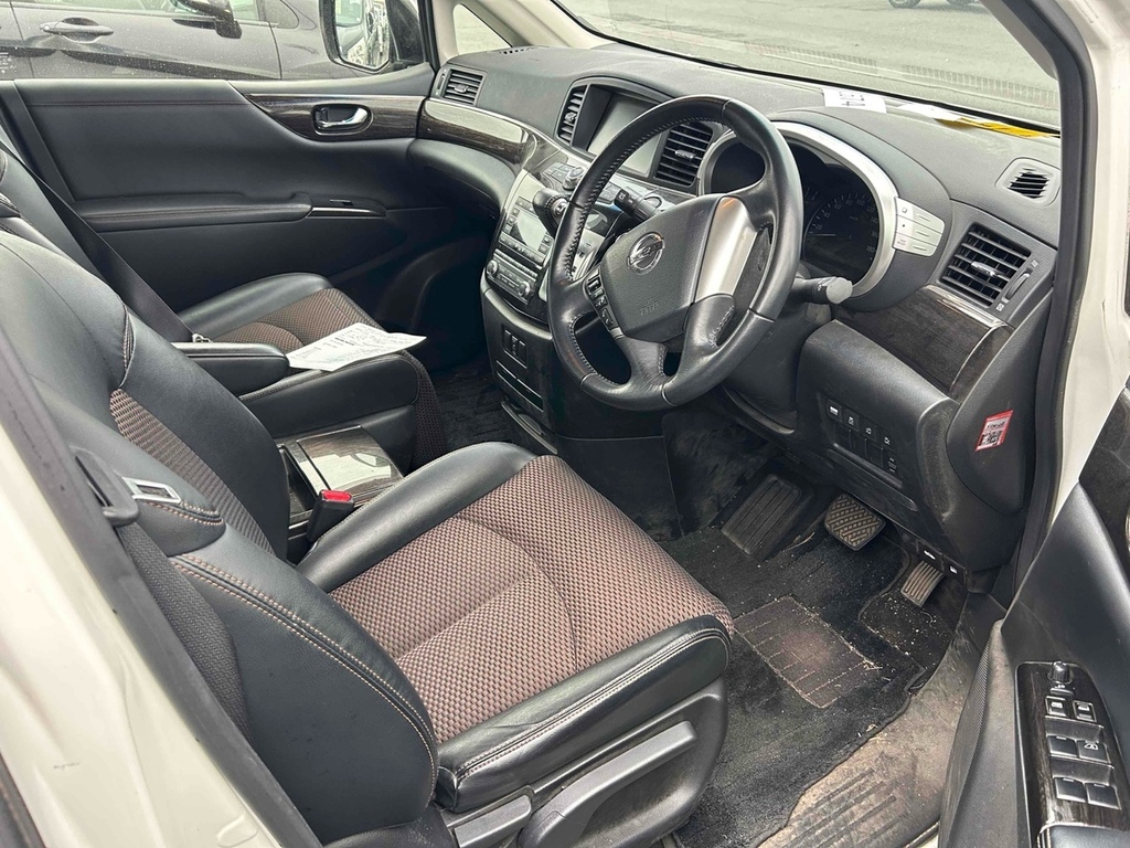 Nissan Elgrand 250Highwaystar #3