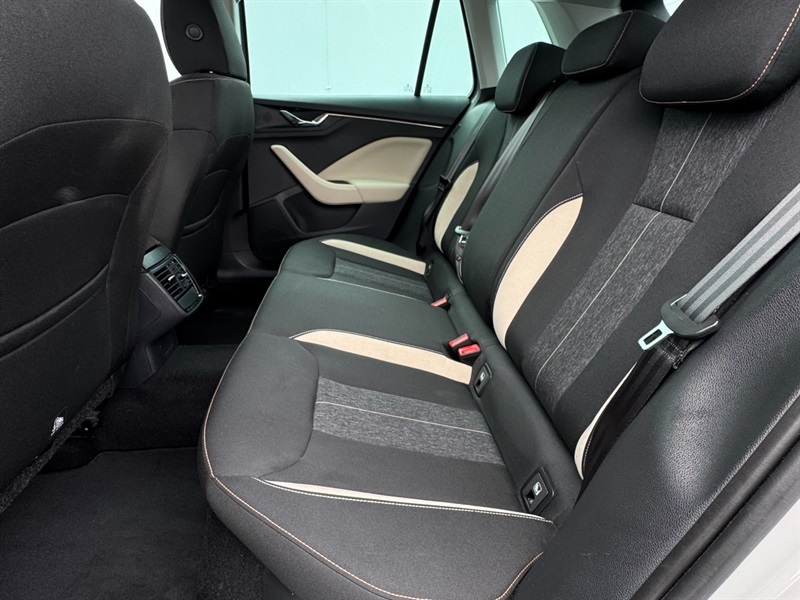 Skoda Kamiq 1.0 Tsi 110 Se Dsg Red #19