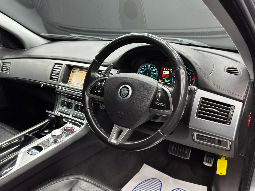 Jaguar XF D Luxury White #9