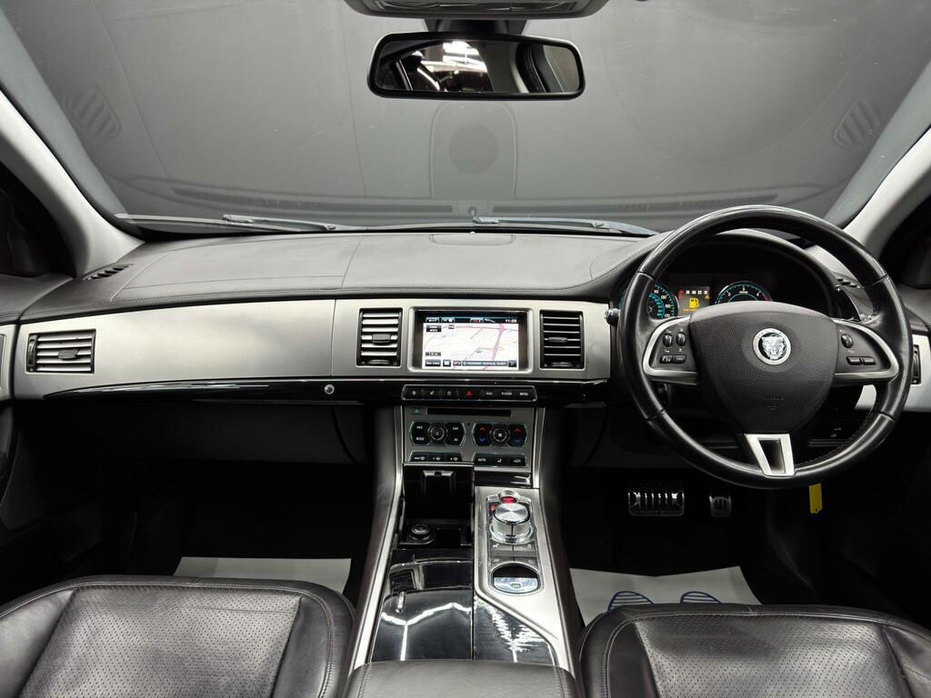 Jaguar XF D Luxury White #10
