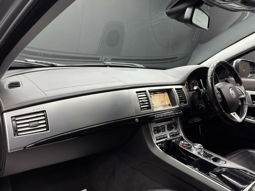Jaguar XF D Luxury White #11