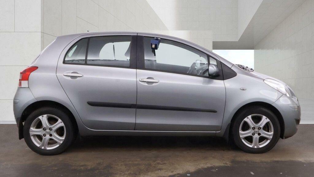Toyota Yaris Silver #3