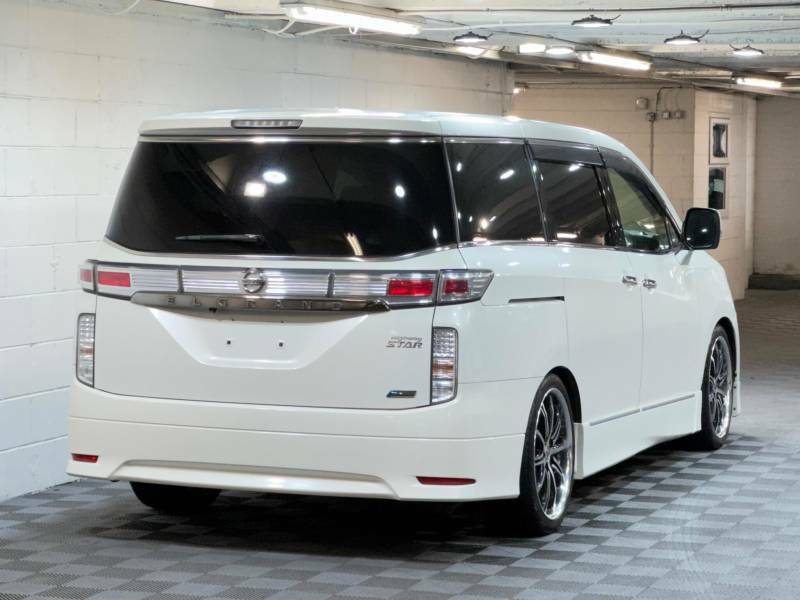 Nissan Elgrand 2.5 250 Highway Star Urban Chrome - 2012 62 TE6985 White #4