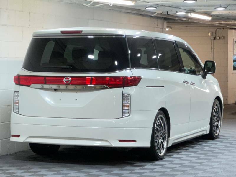 Nissan Elgrand 2.5 250 Xg Full Fledermaus Body Kit White #4