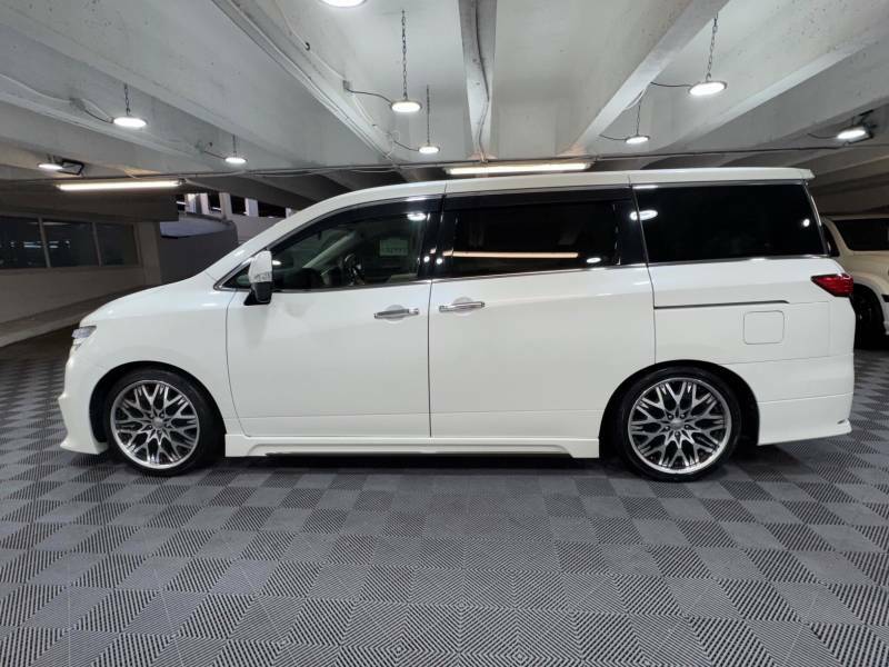 Nissan Elgrand 2.5 250 Xg Full Fledermaus Body Kit White #2