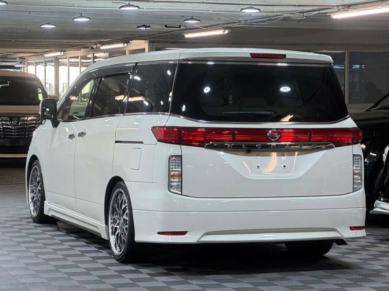 Nissan Elgrand 2.5 250 Xg Full Fledermaus Body Kit White #3