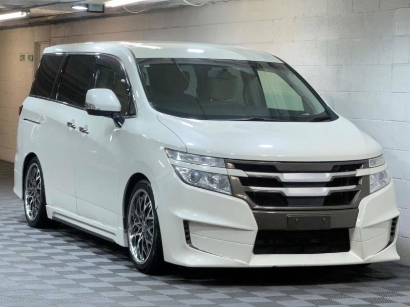 Nissan Elgrand 2.5 250 Xg Full Fledermaus Body Kit White