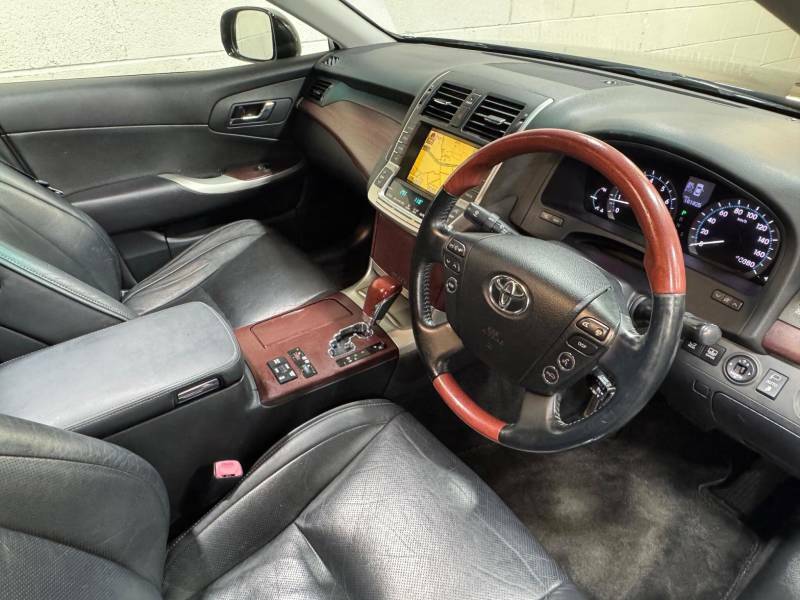 Toyota Crown Royal Saloon Green #8