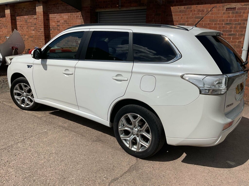 Mitsubishi Outlander 2.0H 12Kwh Gx4h Suv Plug-in Hybrid Cvt White #3