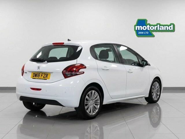 Peugeot 208 Puretech Signature Hatchback DW18FZR White #6