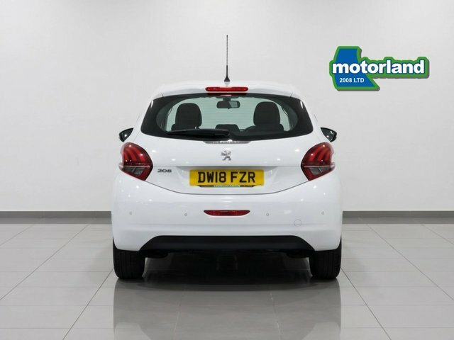 Peugeot 208 Puretech Signature Hatchback DW18FZR White #5