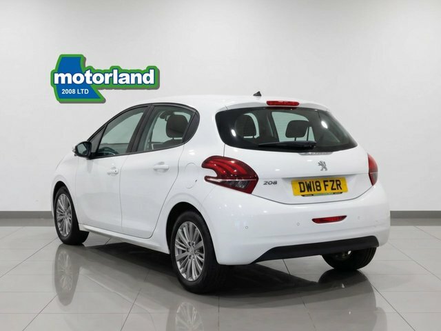 Peugeot 208 Puretech Signature Hatchback DW18FZR White #4