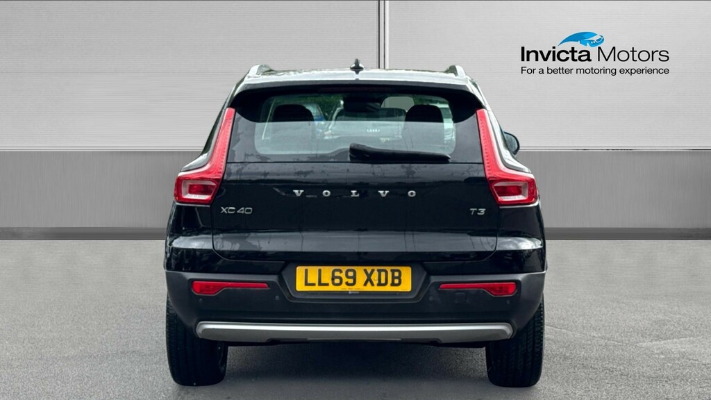 Volvo XC40 Momentum Black #4