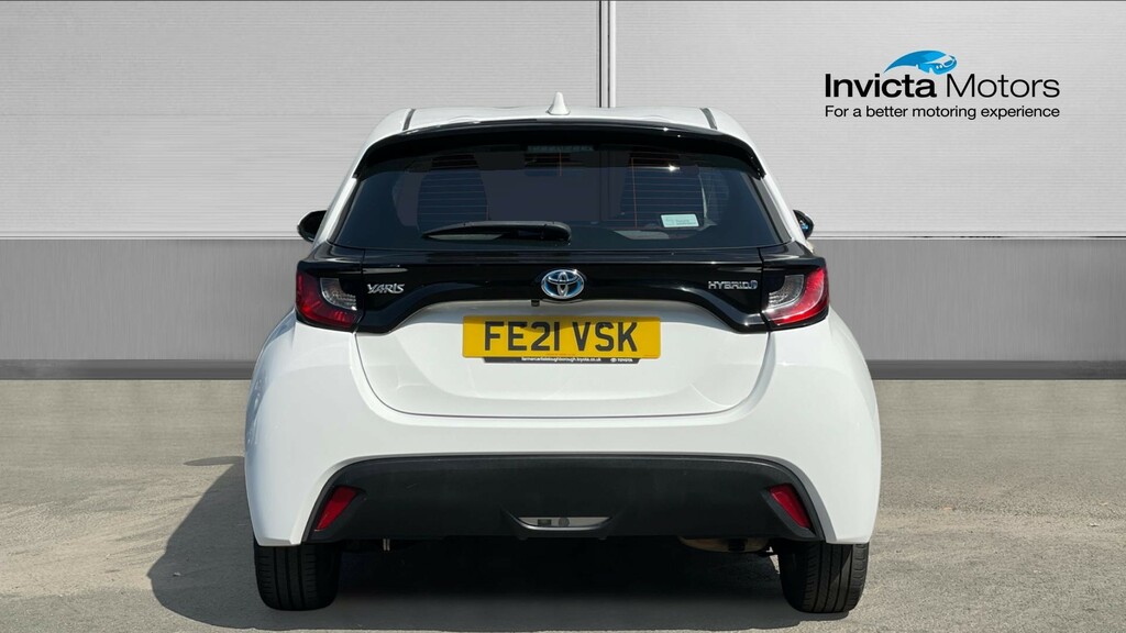 Toyota Yaris Icon White #4