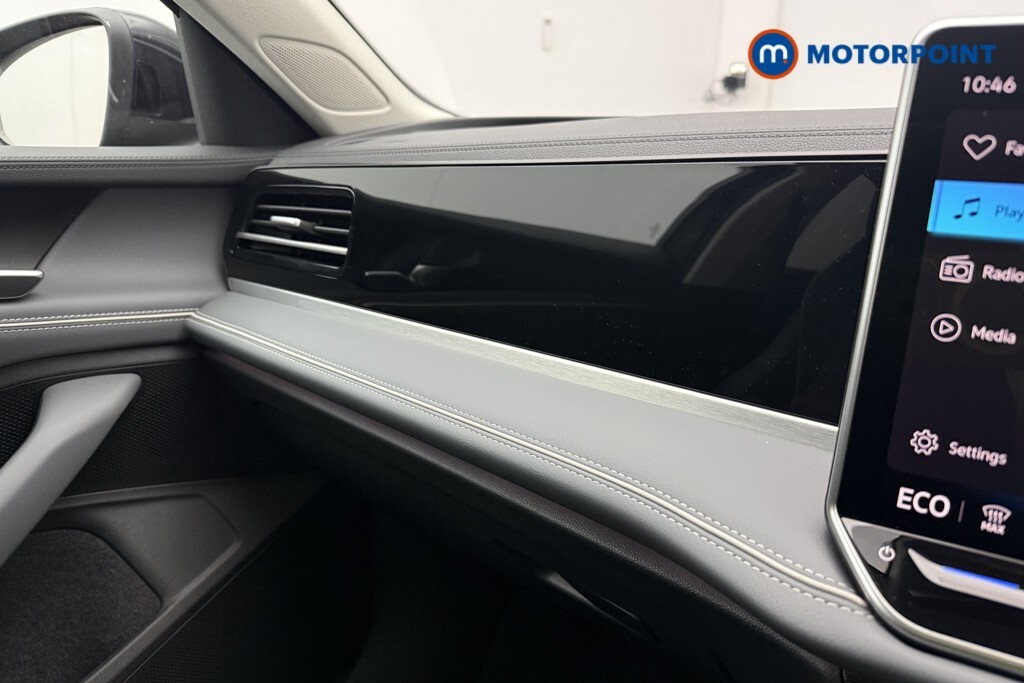 Volkswagen Passat R-line Black #21