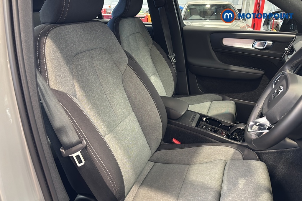 Volvo XC40 2.0 B3p Plus Dark Estate Black #23
