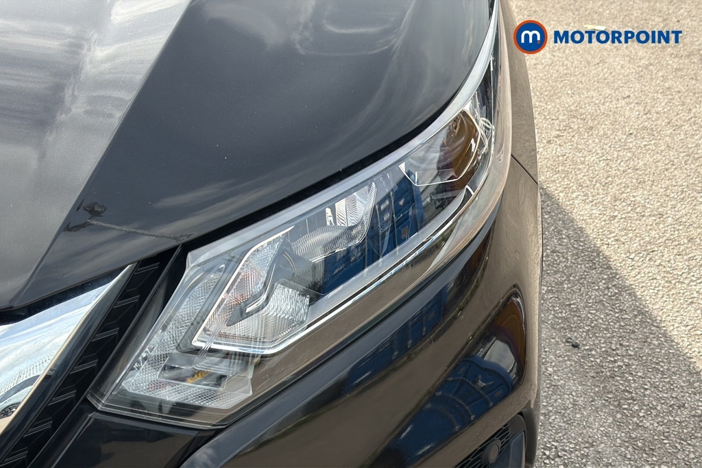 Nissan Qashqai Hatchback Black #35