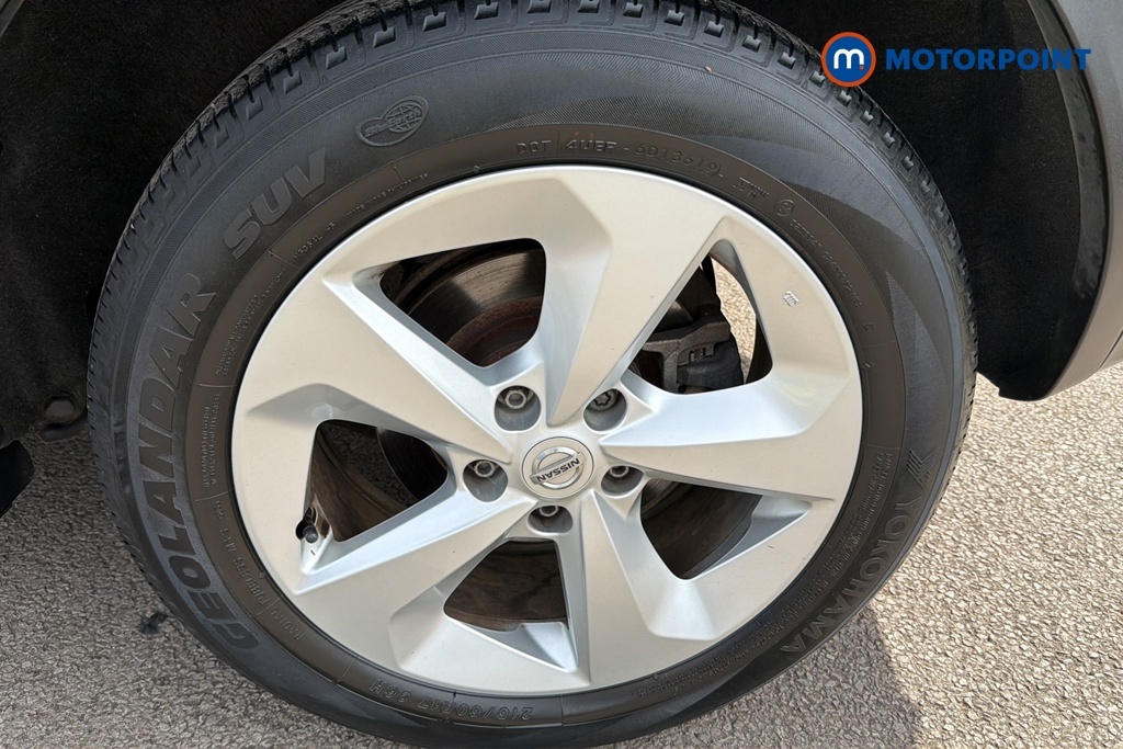 Nissan Qashqai Hatchback Black #38