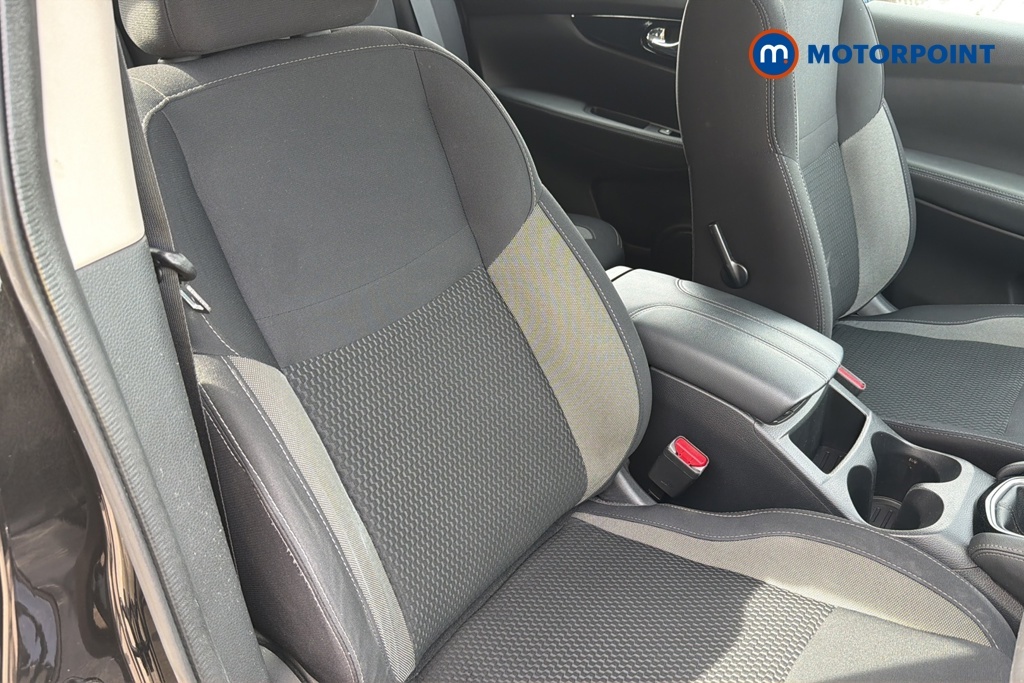 Nissan Qashqai Hatchback Black #26
