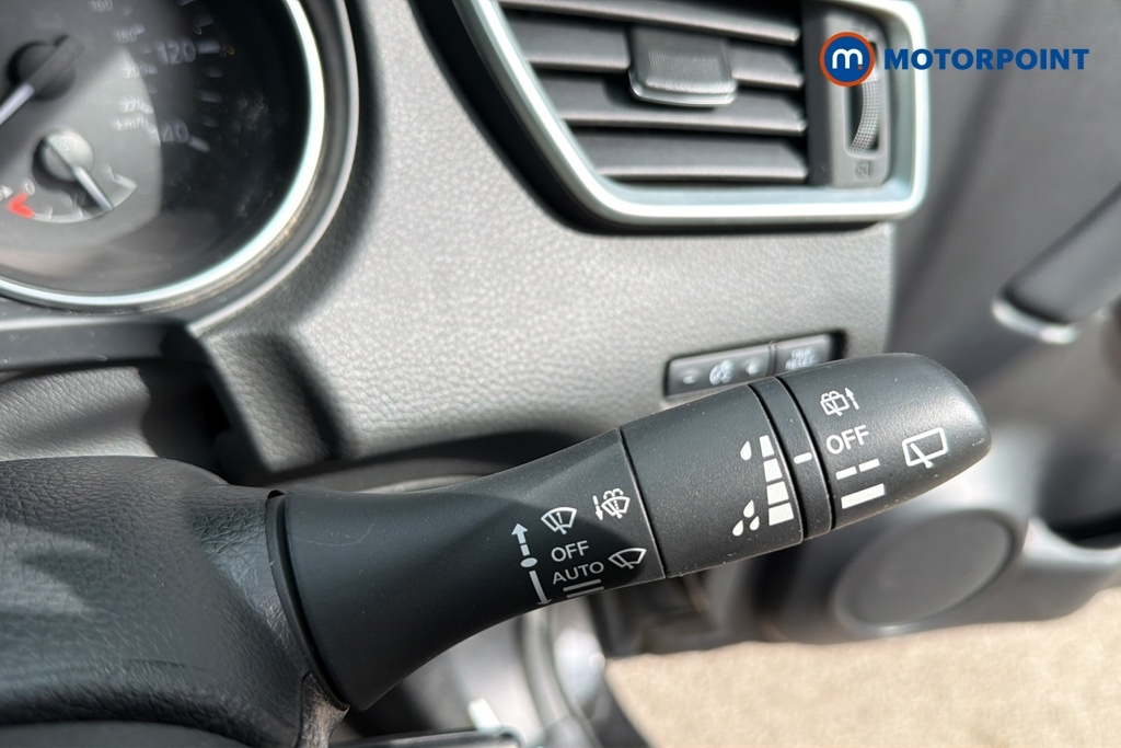Nissan Qashqai Hatchback Black #14