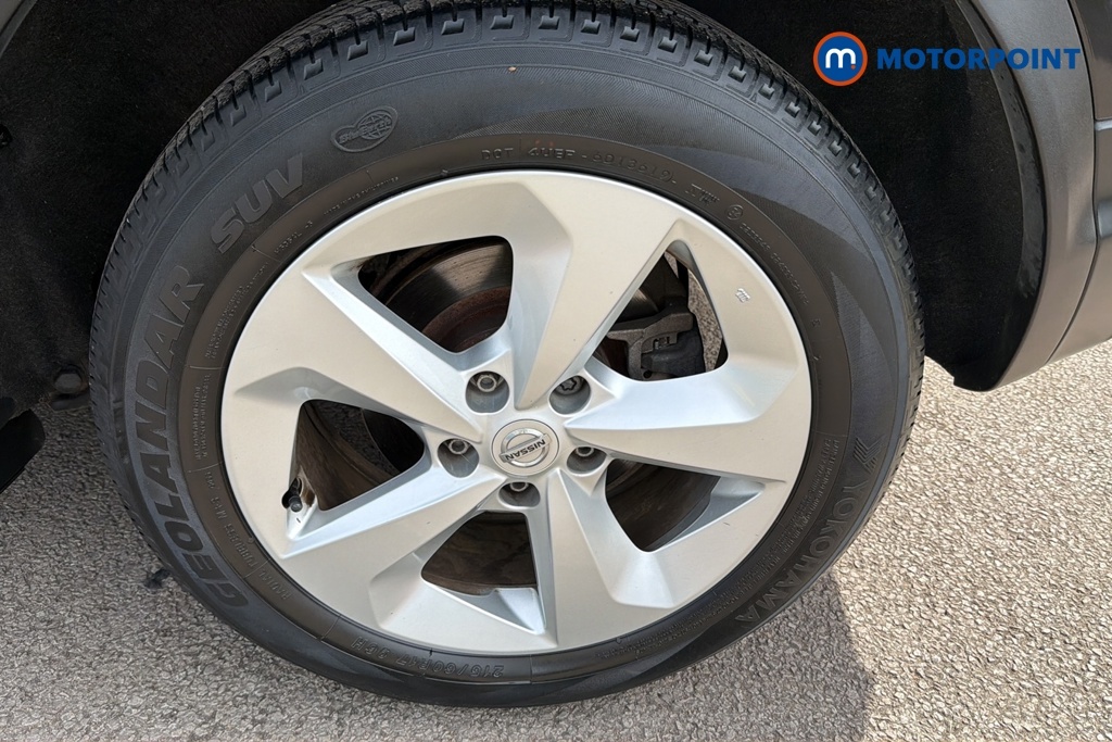 Nissan Qashqai Hatchback Black #37