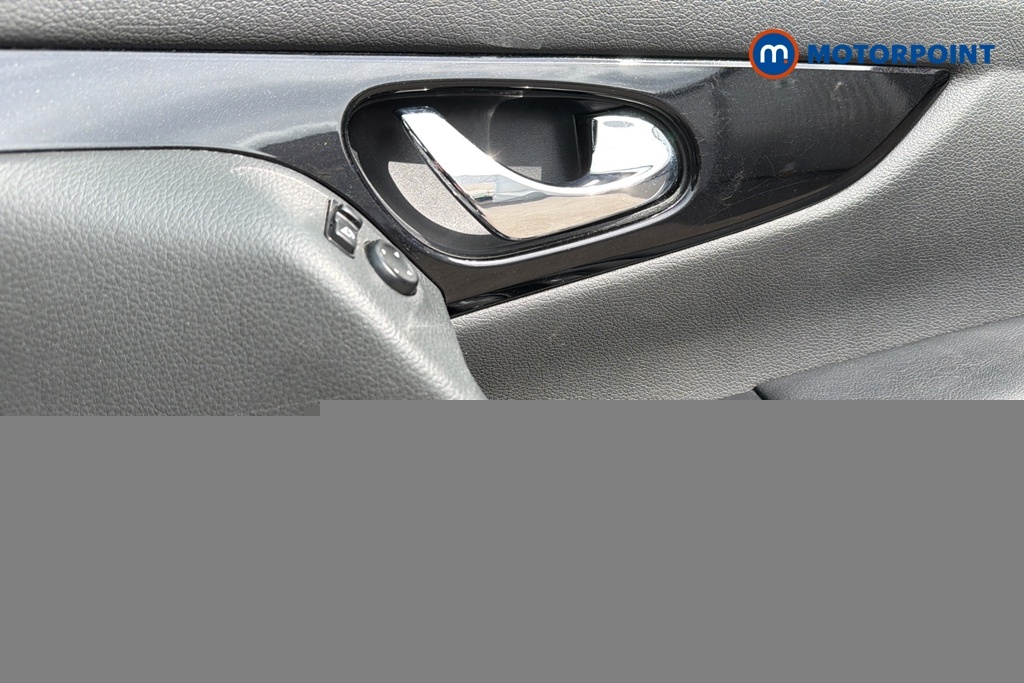 Nissan Qashqai Hatchback Black #25