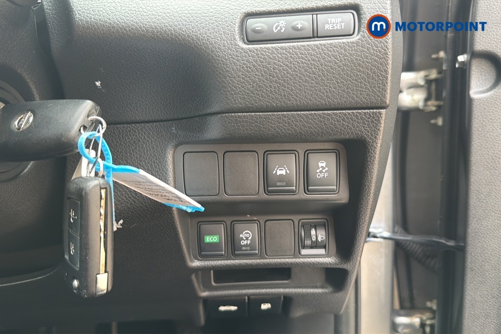 Nissan X-Trail Tekna White #18