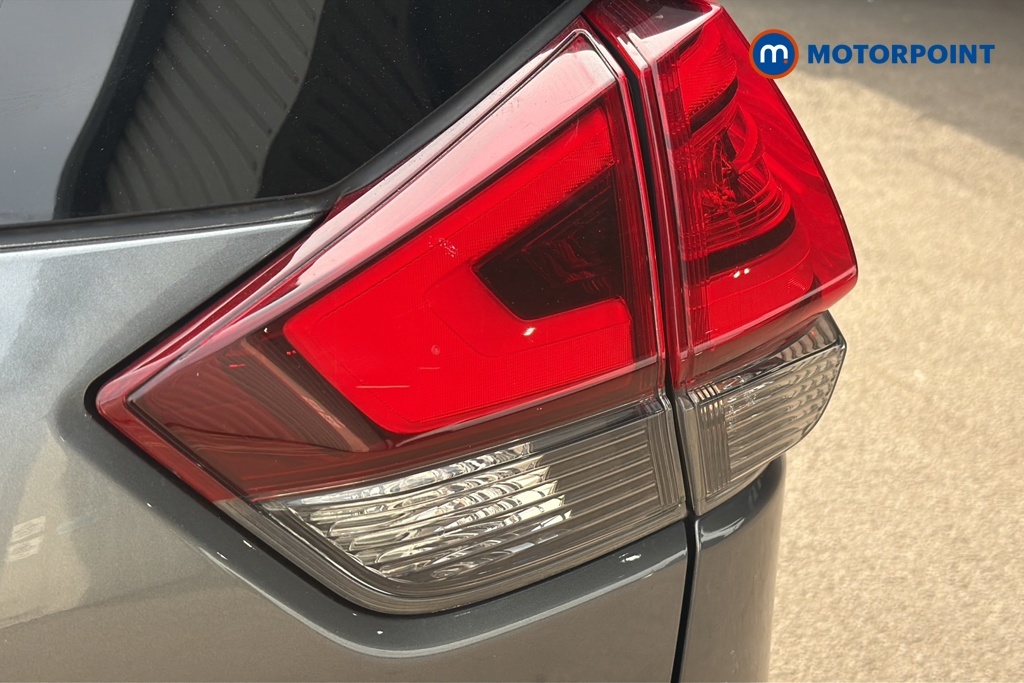 Nissan X-Trail Tekna White #32