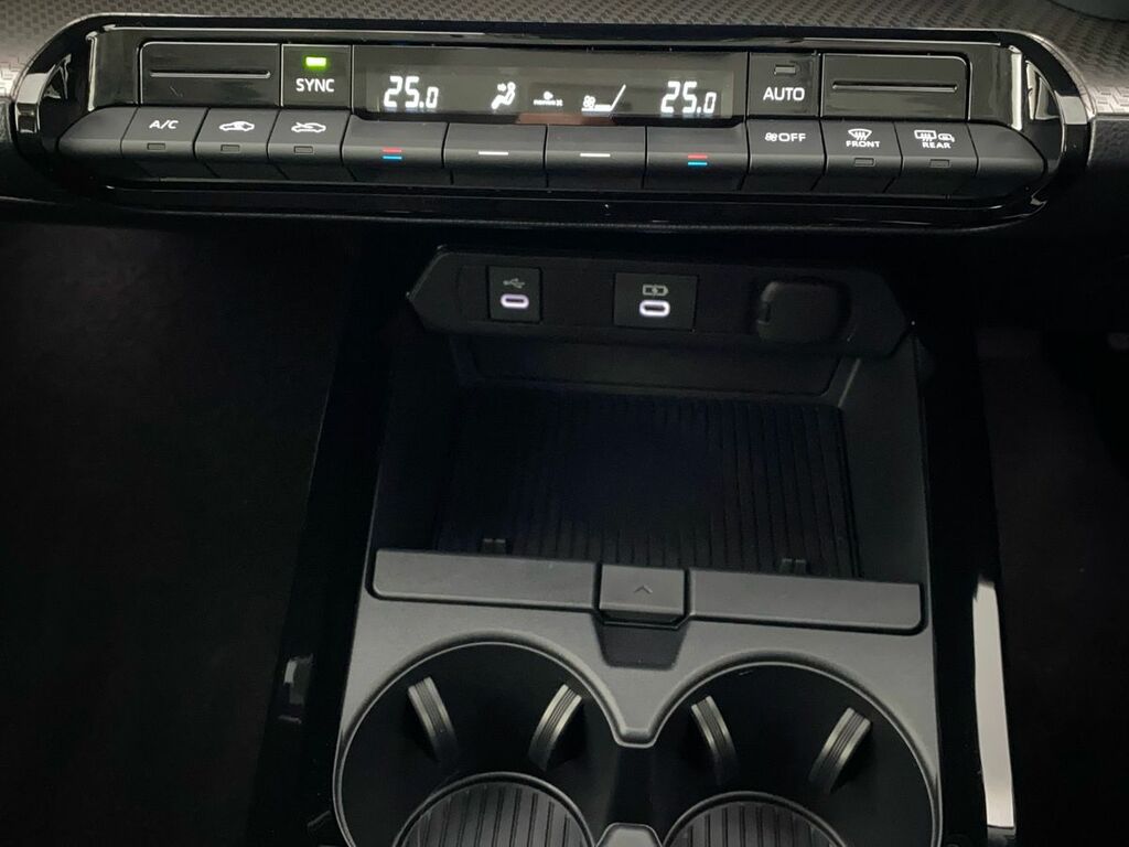 Toyota Prius 2.0 Phev Design Cvt  #17