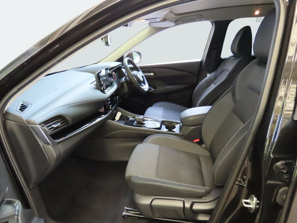 Nissan Qashqai Hatchback Black #8