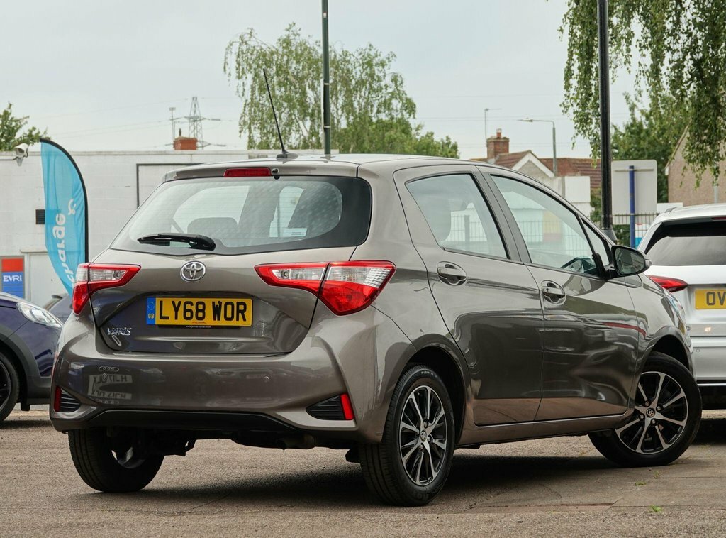 Toyota Yaris 1.5 Vvt-i Icon Tech Hatchback Eu LY68WOR Brown #4