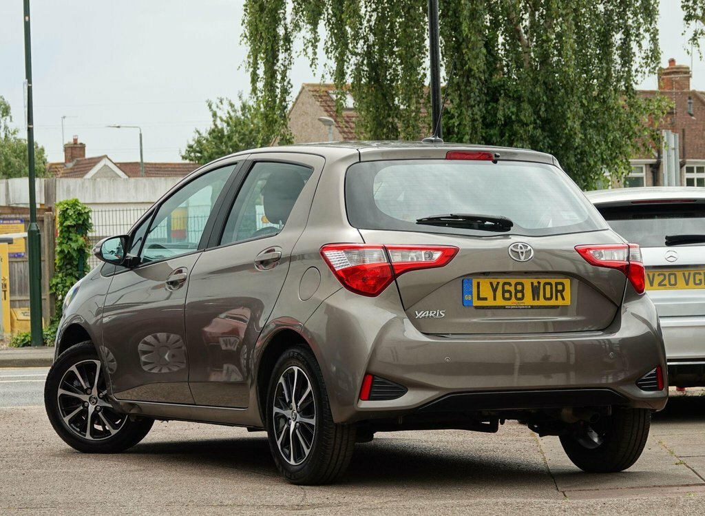 Toyota Yaris 1.5 Vvt-i Icon Tech Hatchback Eu LY68WOR Brown #3