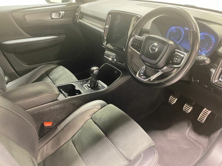 Volvo XC40 T3 1.5 156Ps 6 Spd R Design 5Dr. AE19GHH White #3