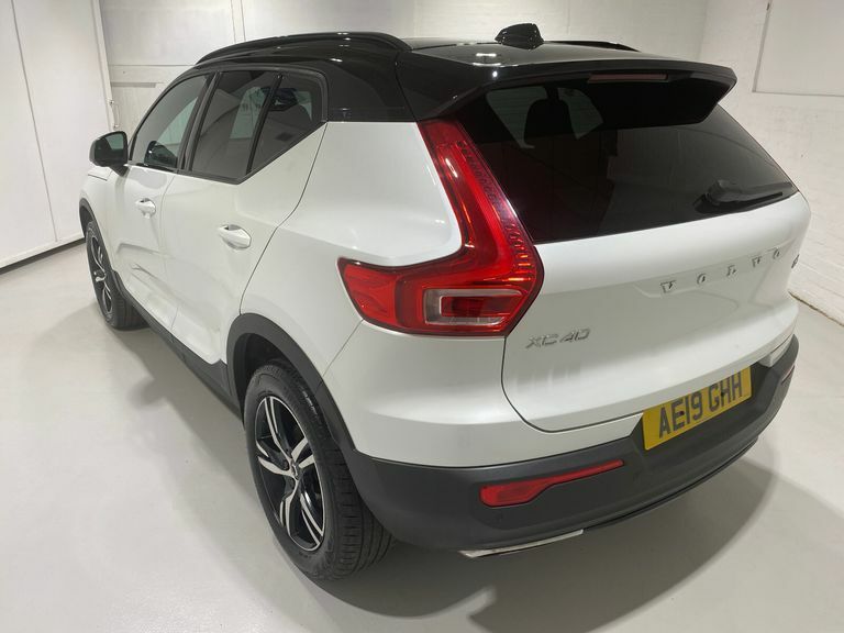 Volvo XC40 T3 1.5 156Ps 6 Spd R Design 5Dr. AE19GHH White #4