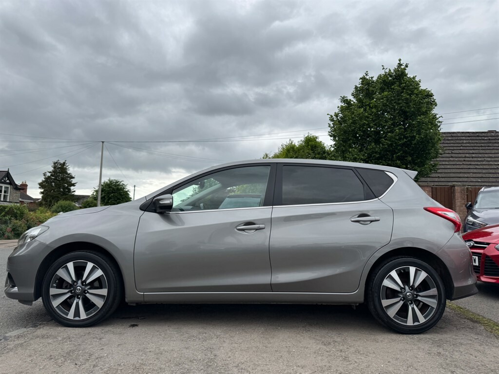 Nissan Pulsar Hatchback Red #9