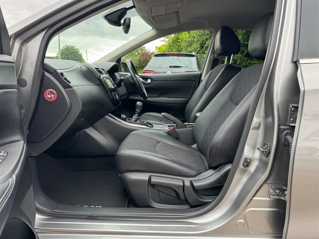 Nissan Pulsar Hatchback Red #19