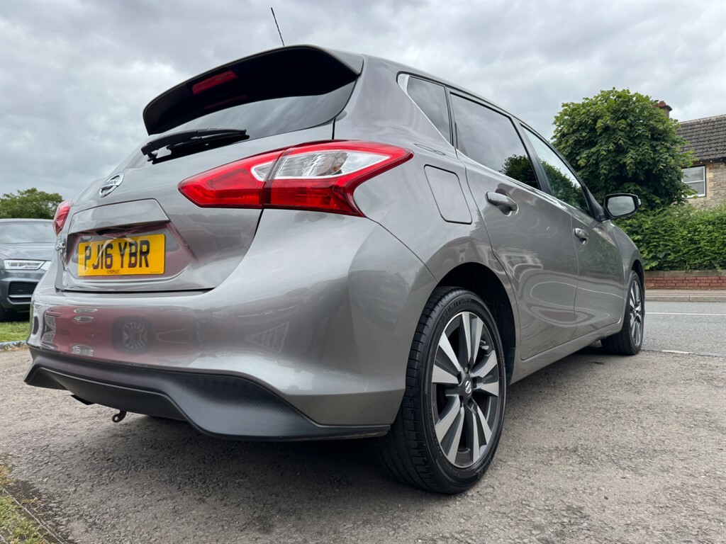 Nissan Pulsar Hatchback Red #7