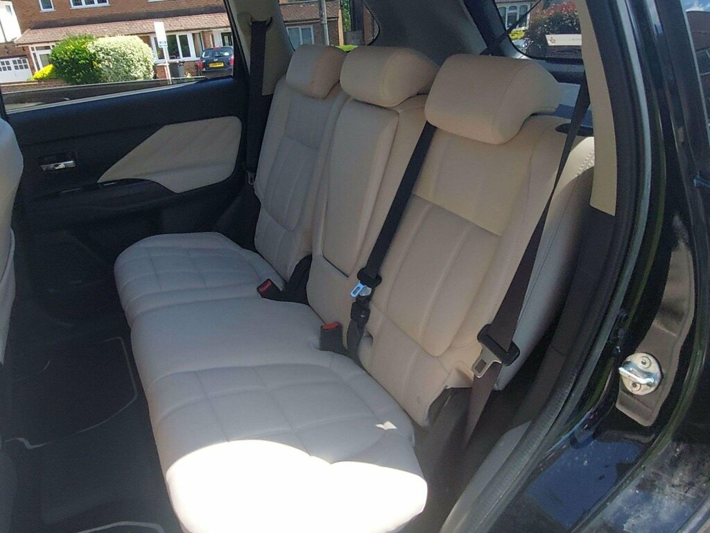 Mitsubishi Outlander Phev 4H White #8
