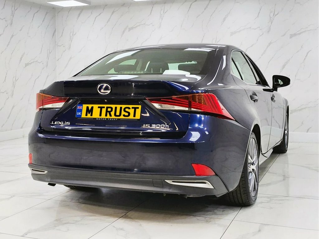 Lexus IS Advance Black #10