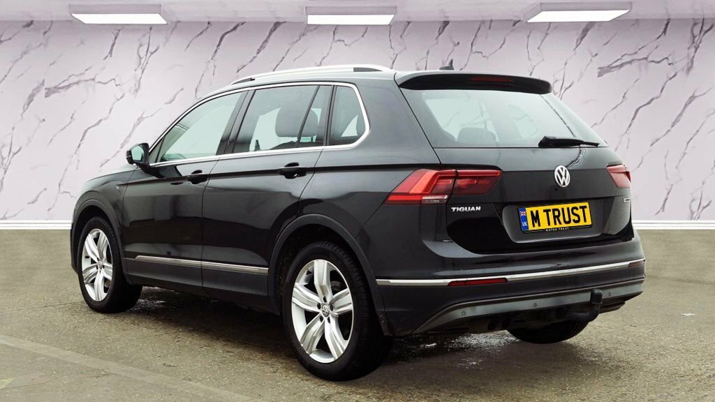 Volkswagen Tiguan 2L Sel Black #3