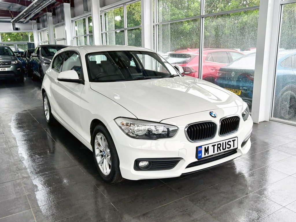 BMW 1 Series Hatchback V30LMM White #2