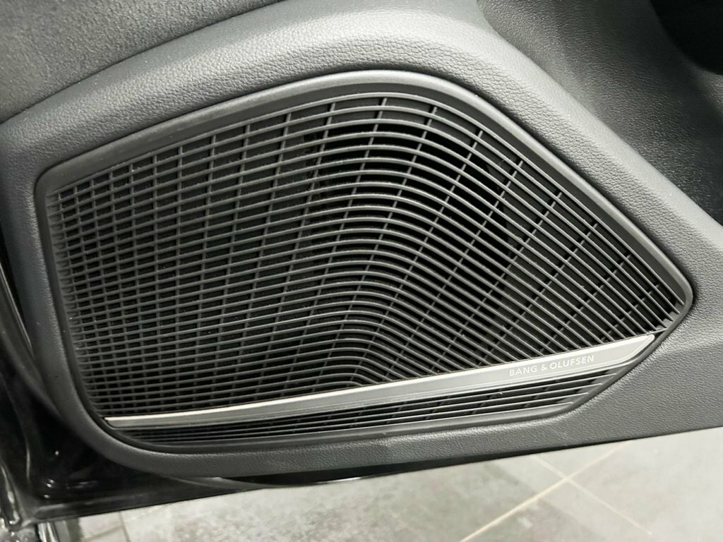 Audi A4 Avant 2L Black Edition White #18