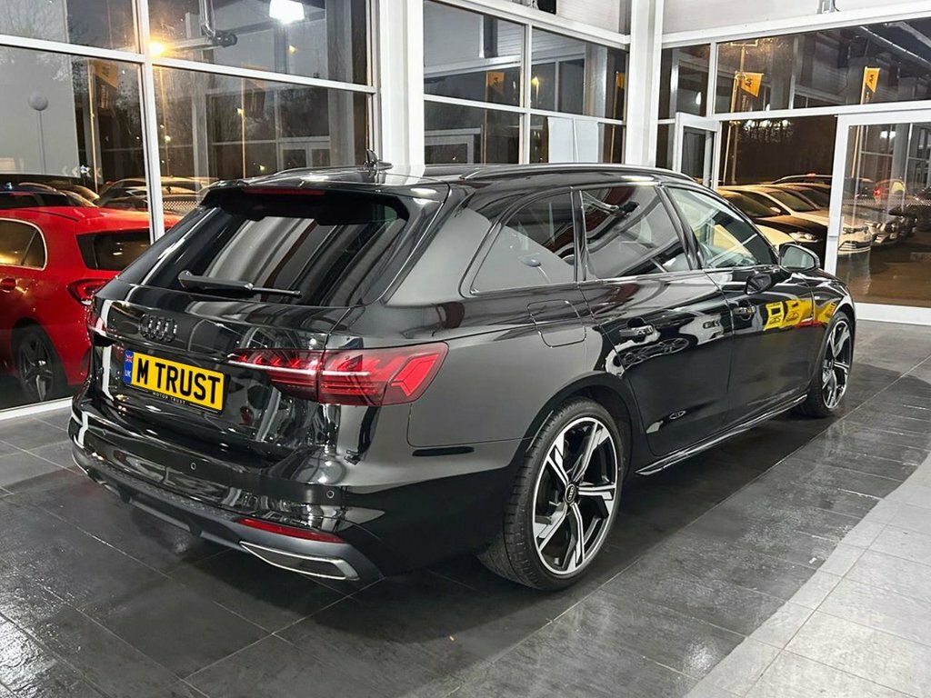 Audi A4 Avant 2L Black Edition White #9