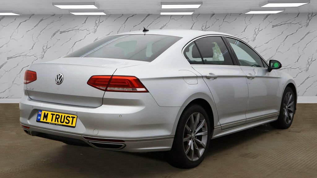 Volkswagen Passat 2.0 Tdi Se Business White #4
