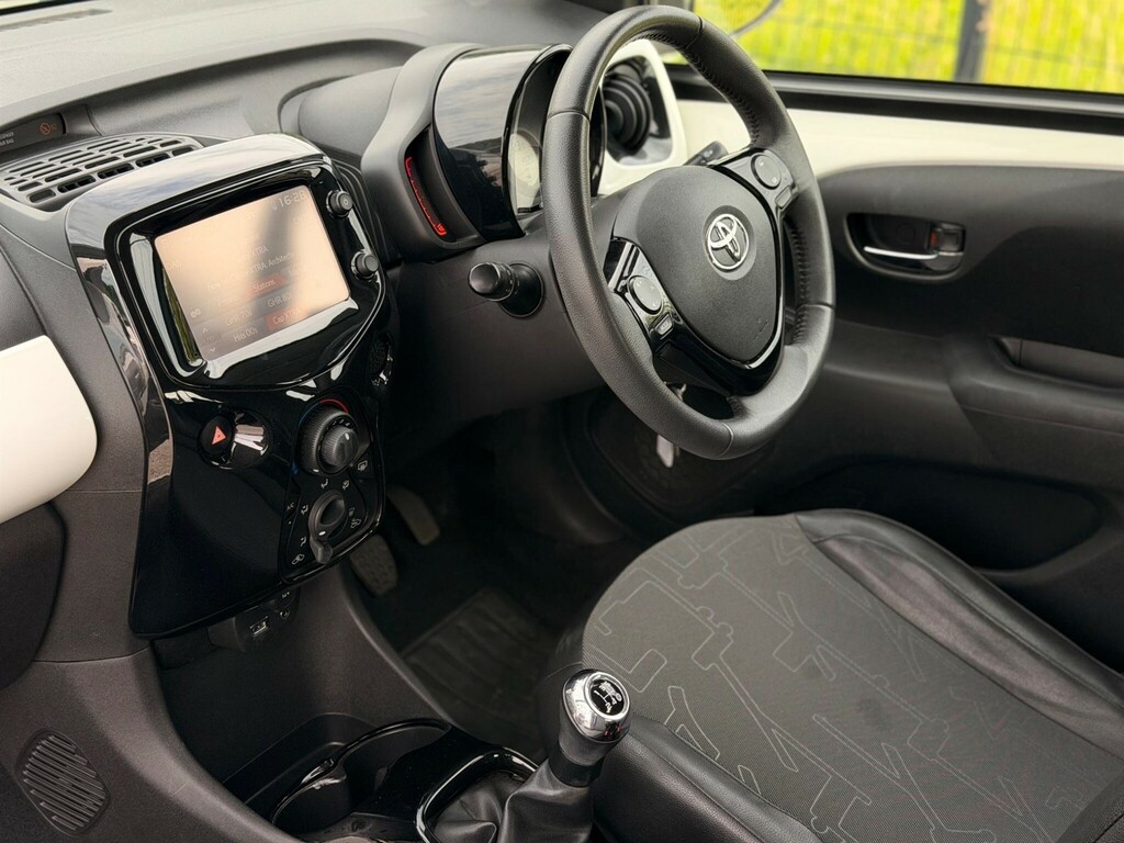 Toyota Aygo 1L Move White #12