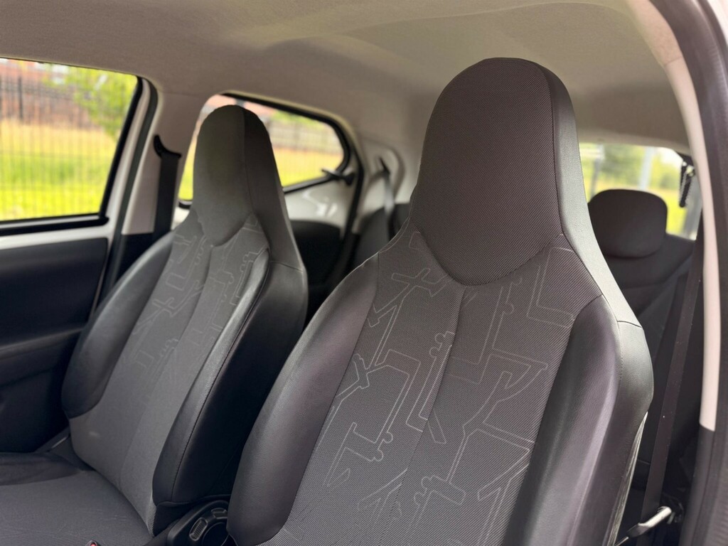 Toyota Aygo 1L Move White #29