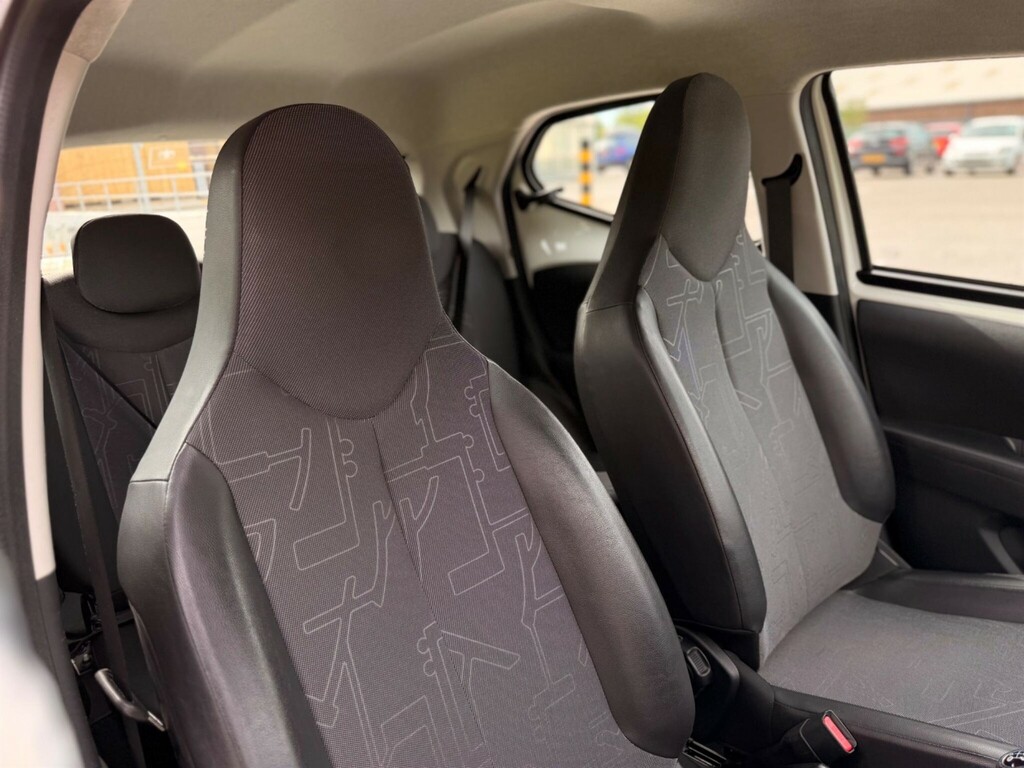 Toyota Aygo 1L Move White #16